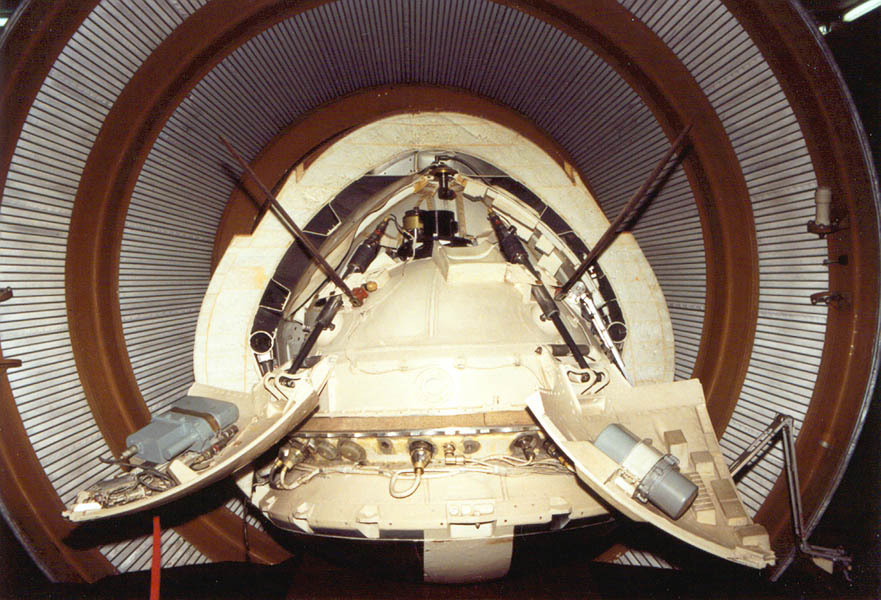 Автоматическая марсианская станция на фоне тормозного щита